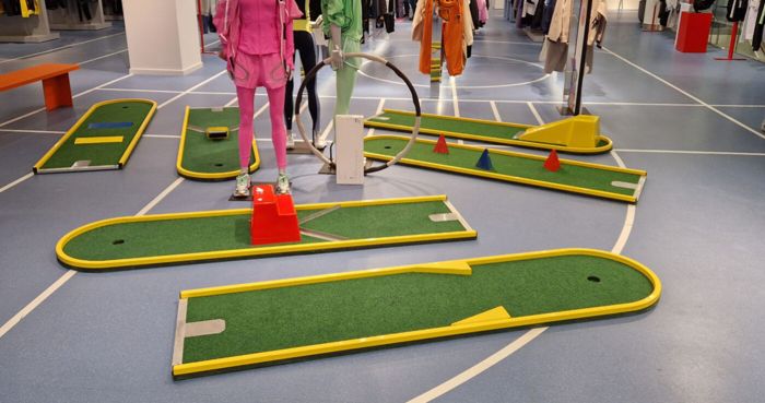 Minigolfbahnen im Kaufhaus