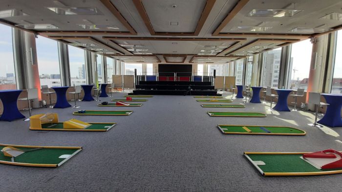 Minigolf spielen im Konferenzraum