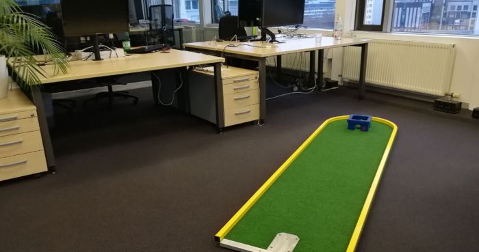 Bürominigolf zwischen den Arbeitsplätzen