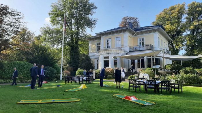 Gäste spielen Minigolf beim Sommerfest