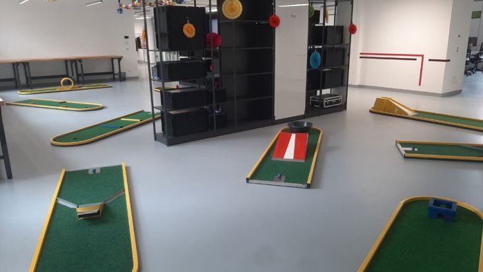 Minigolfbahnen im Unternehmen aufgebaut